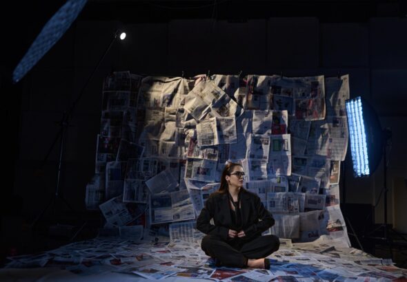 Voditeljka Branka Raljić sa mikrofonima u modernom podcast studiju RSD HUB Banja Luka.