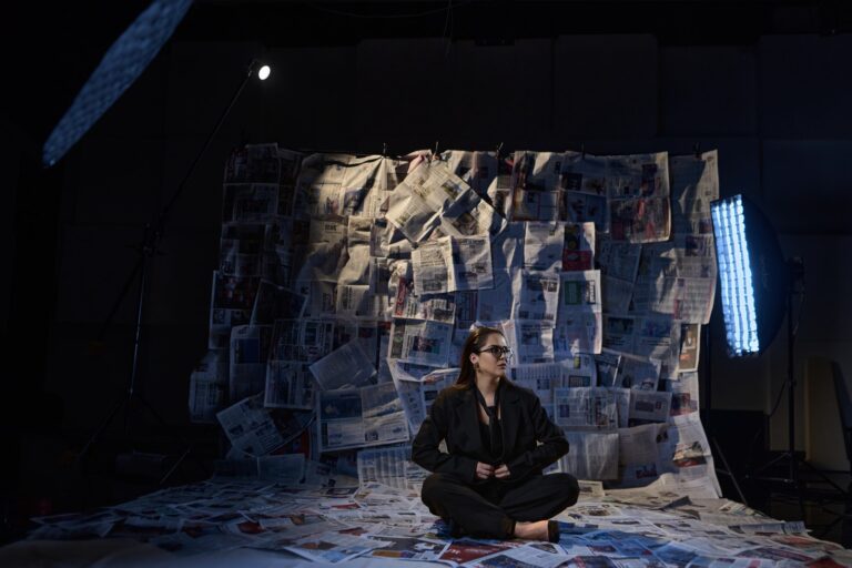 Voditeljka Branka Raljić sa mikrofonima u modernom podcast studiju RSD HUB Banja Luka.