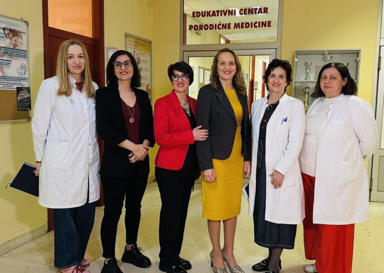 Ljekar vrši pregled kičme djeteta radi otkrivanja skolioze