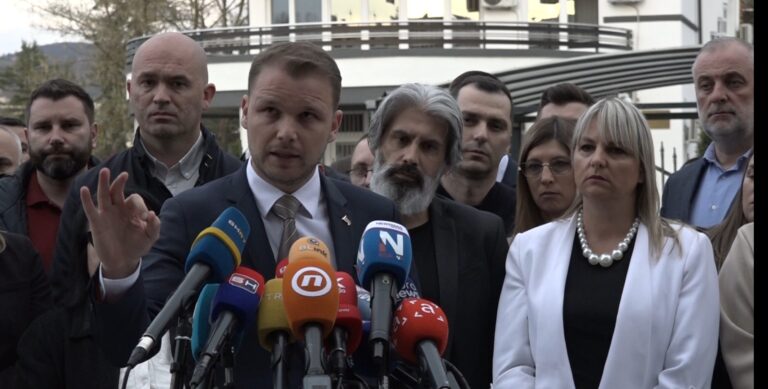 Draško Stanivuković govori ispred konzulata Hrvatske u Banjoj Luci o zadržavanju na granici.