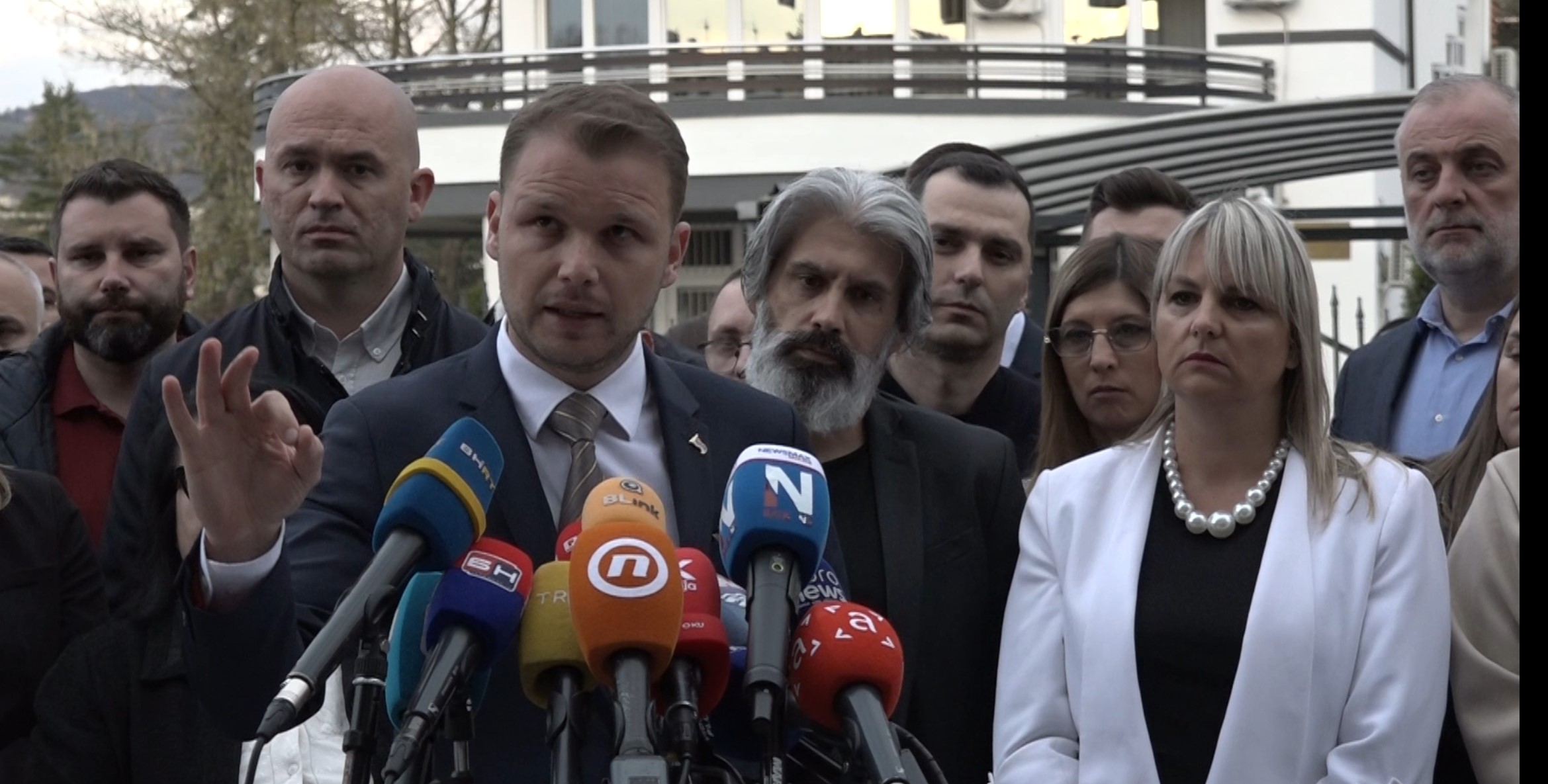 Draško Stanivuković govori ispred konzulata Hrvatske u Banjoj Luci o zadržavanju na granici.