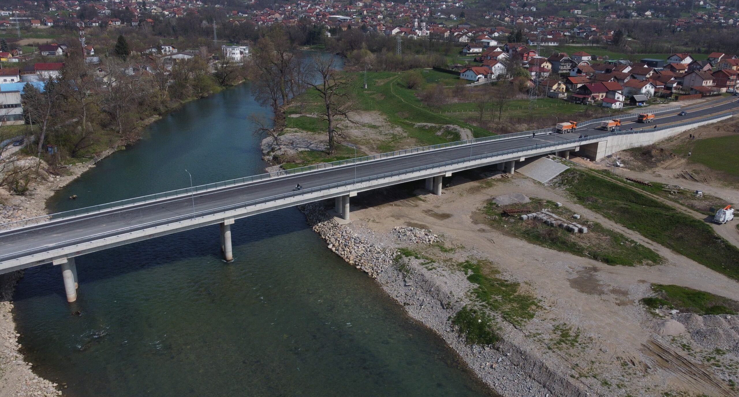 Testiranje nosivosti mosta u Česmi sa kamionima pod opterećenjem.