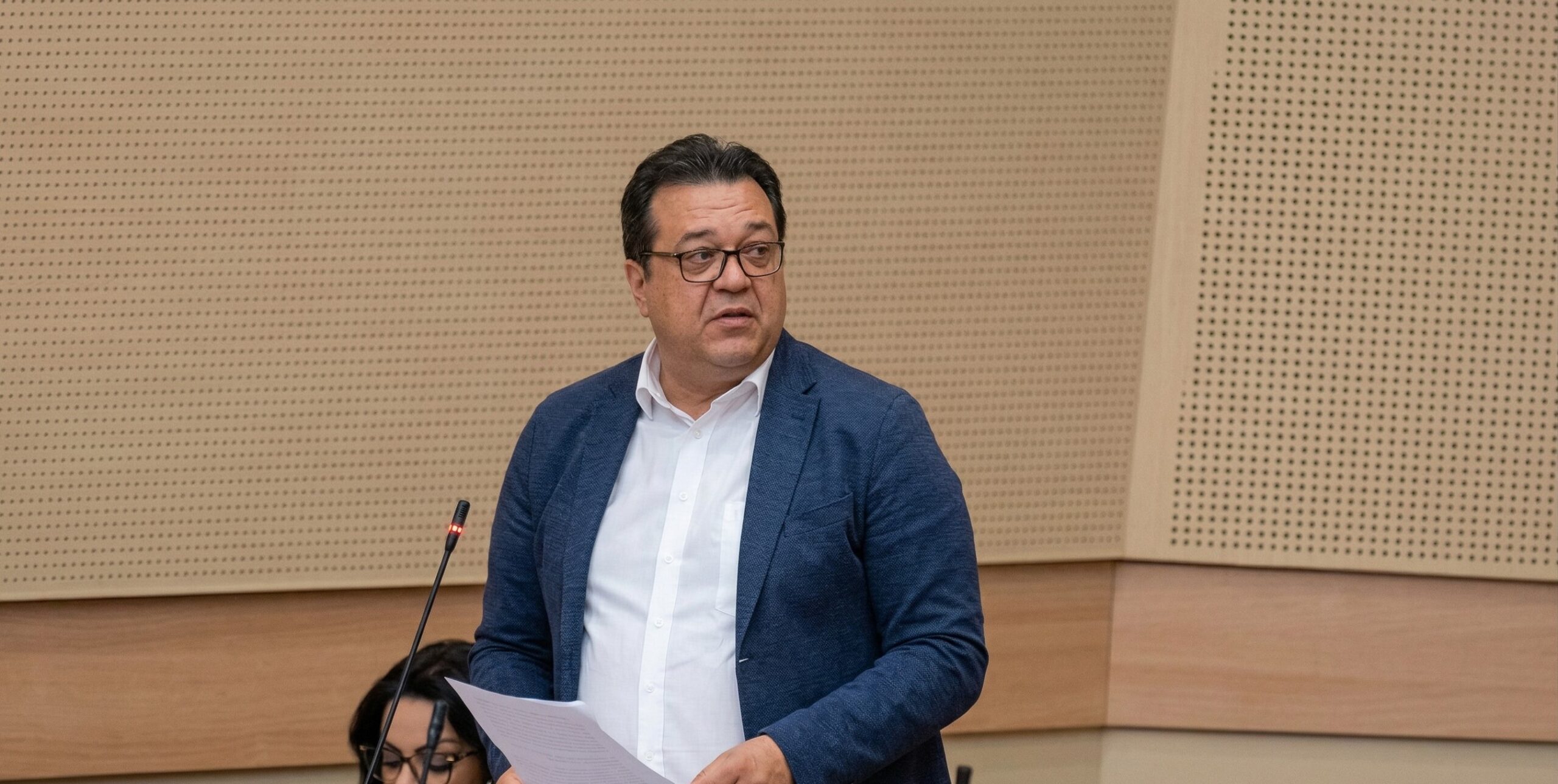 Narodni poslanik Saša Grbić govori za govornicom u Narodnoj skupštini Republike Srpske.