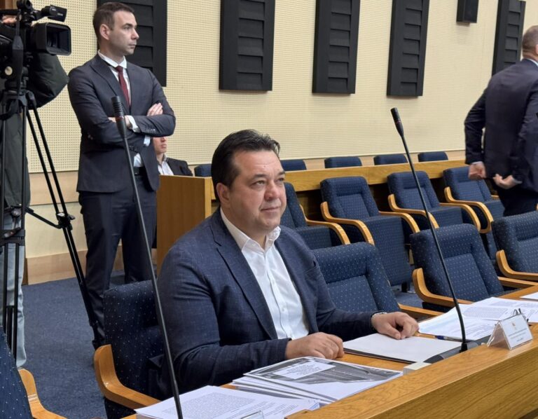 Poslanik SDP-a Saša Grbić govori za govornicom Narodne skupštine Republike Srpske tokom diskusije o izvještaju RTRS-a.