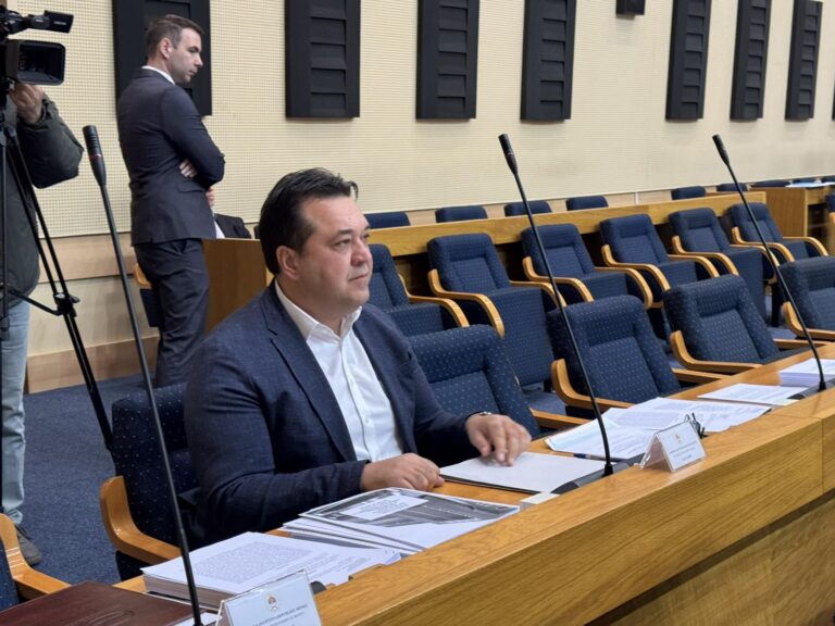 Narodni poslanik Saša Grbić govori o izmjenama Zakona o ugostiteljstvu u NSRS.