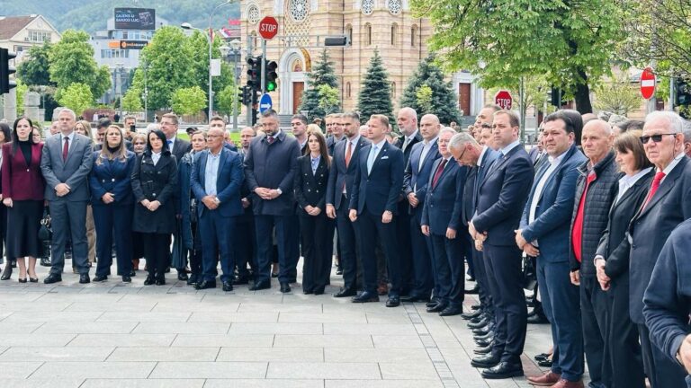 Draško Stanivuković, Igor Kalabuhov i Savo Minić polažu vijence na spomenik '12 beba' i NOB spomenik u Banjoj Luci povodom Dana grada.