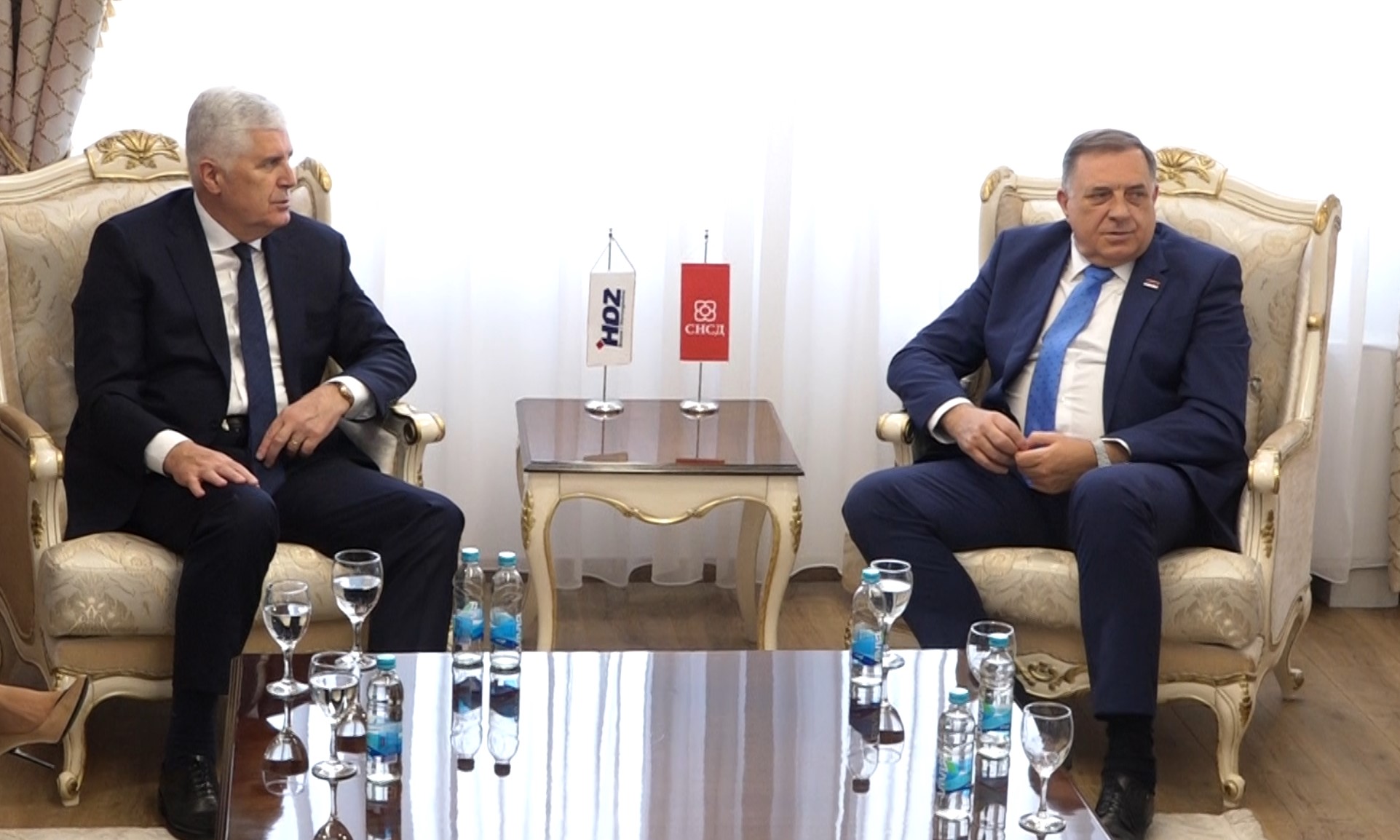 Milorad Dodik i Dragan Čović se rukuju na sastanku u Banjaluci, sjedište SNSD-a.