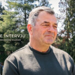 Portret Dragana Batara tokom intervjua u Bronzanom Majdanu, u pozadini drveće i sportski teren.