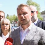 Gradonačelnik Banja Luke Draško Stanivuković tokom obraćanja novinarima o infrastrukturnim projektima i budžetu grada.