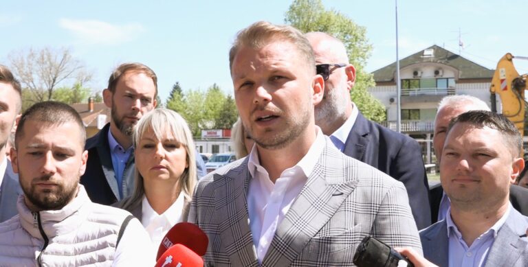 Gradonačelnik Banja Luke Draško Stanivuković tokom obraćanja novinarima o infrastrukturnim projektima i budžetu grada.