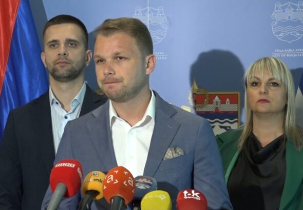Draško Stanivuković na konferenciji za novinare govori o besplatnim placevima i javnim garažama u Banjoj Luci.