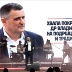 Vlado Đajić, pokrovitelj festivala, sa učesnicima na bini dvorane Borik.