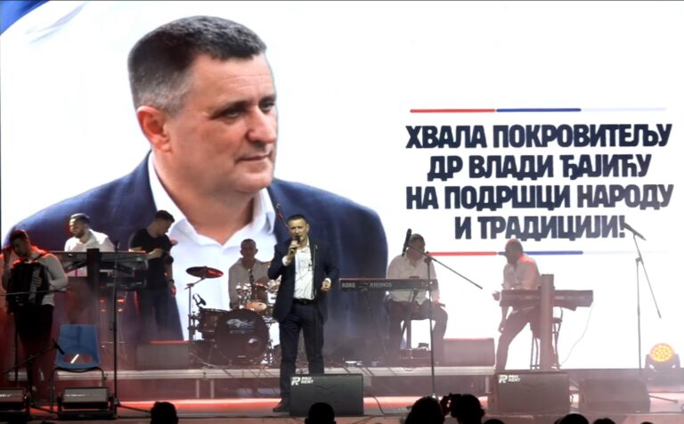 Vlado Đajić, pokrovitelj festivala, sa učesnicima na bini dvorane Borik.