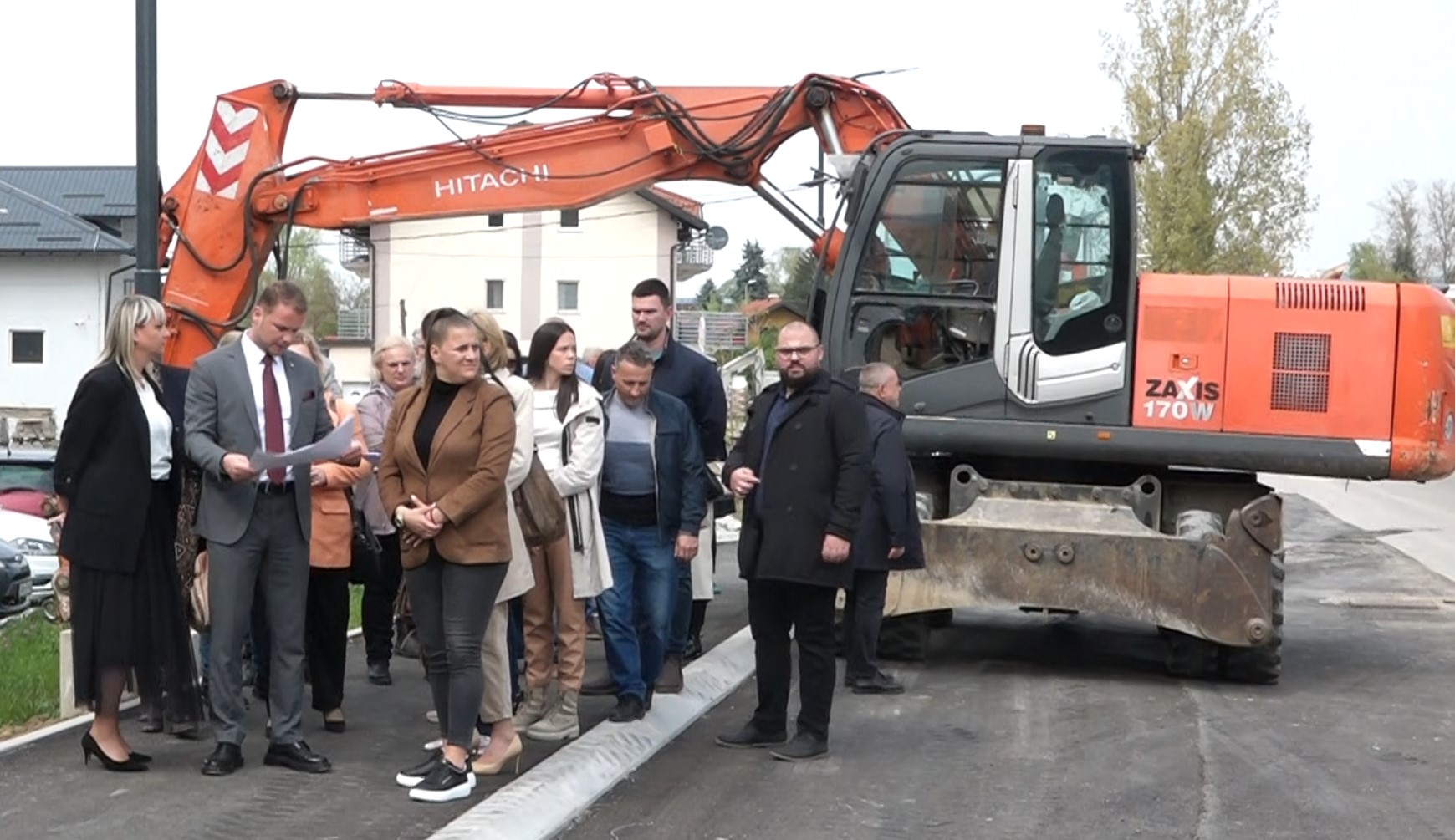 Gradonačelnik Draško Stanivuković obilazi radove na izgradnji trotoara u naselju Ada u Banjoj Luci.