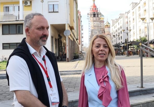 Milan Glamočanin, predsjednik Saveza srpskih društava u Sloveniji, i voditeljka emisije Stil tokom razgovora u Banjaluci ispred Hrama Hrista Spasitelja