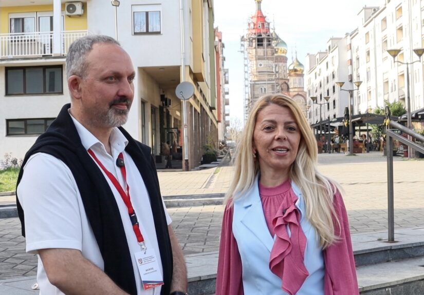 Milan Glamočanin, predsjednik Saveza srpskih društava u Sloveniji, i voditeljka emisije Stil tokom razgovora u Banjaluci ispred Hrama Hrista Spasitelja