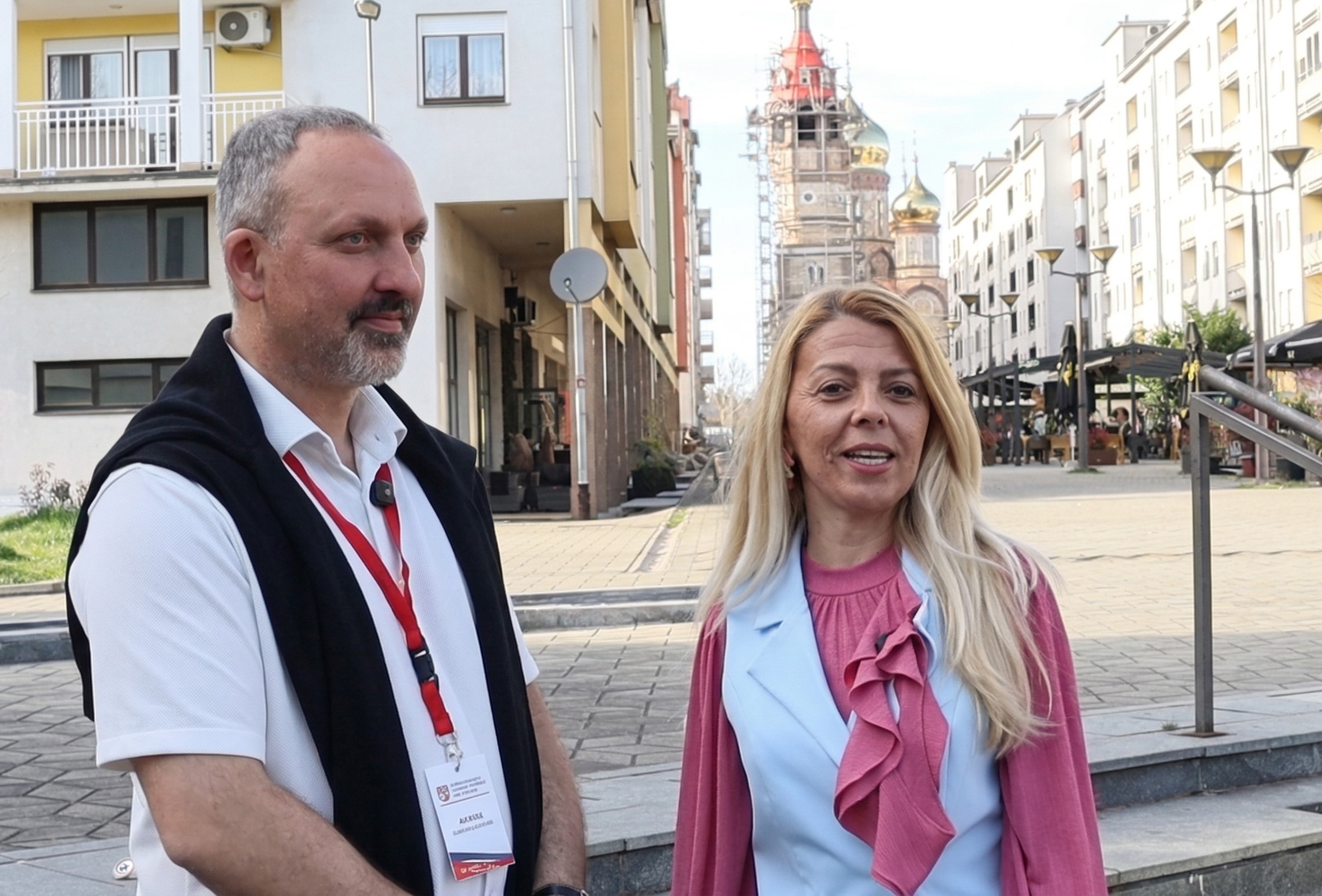 Milan Glamočanin, predsjednik Saveza srpskih društava u Sloveniji, i voditeljka emisije Stil tokom razgovora u Banjaluci ispred Hrama Hrista Spasitelja