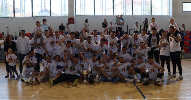 MRK Vrbas proslava titule šampiona, Goran Trkulja podizanje pehara, Lazar Bera odbrana.