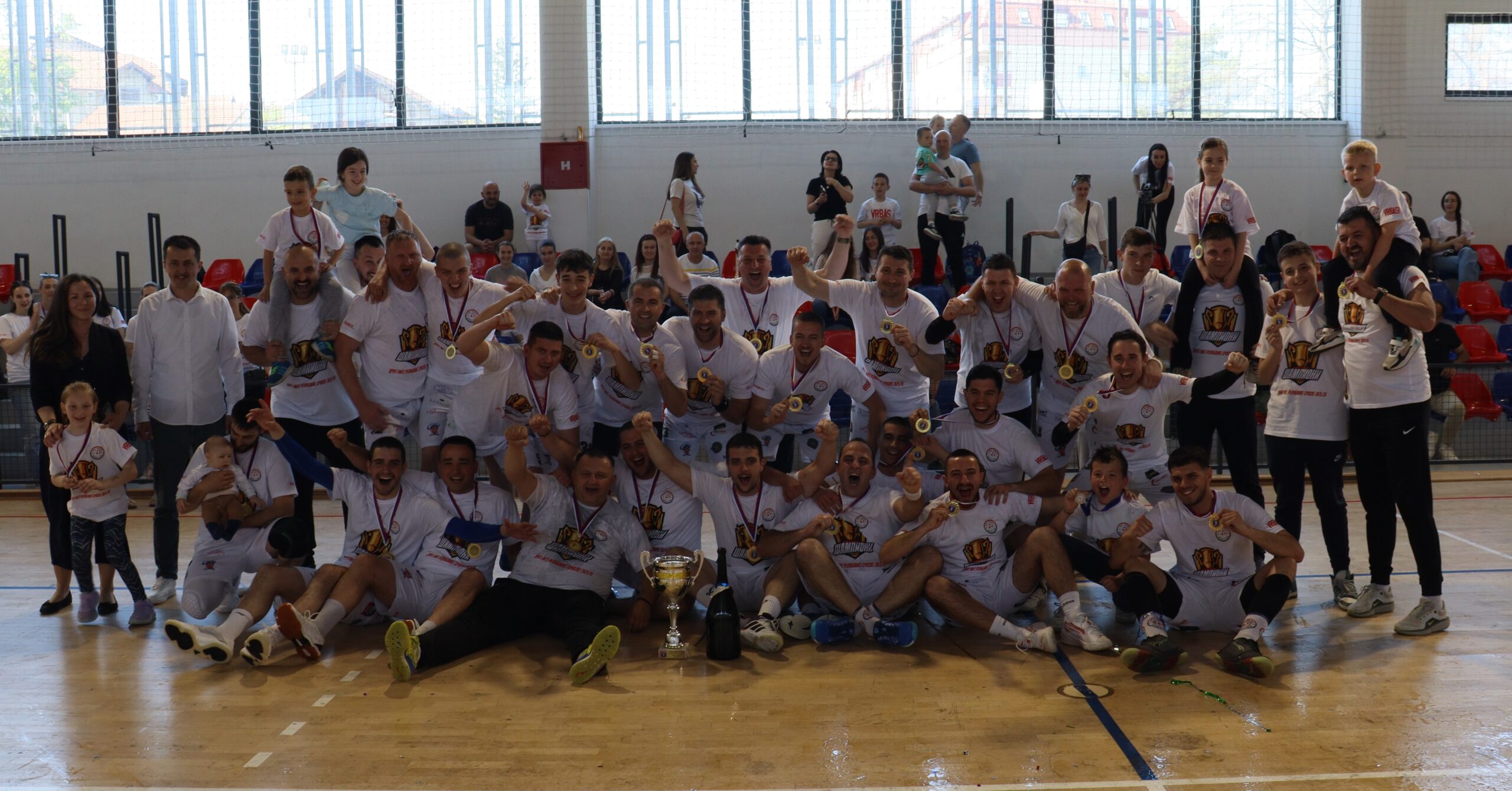 MRK Vrbas proslava titule šampiona, Goran Trkulja podizanje pehara, Lazar Bera odbrana.