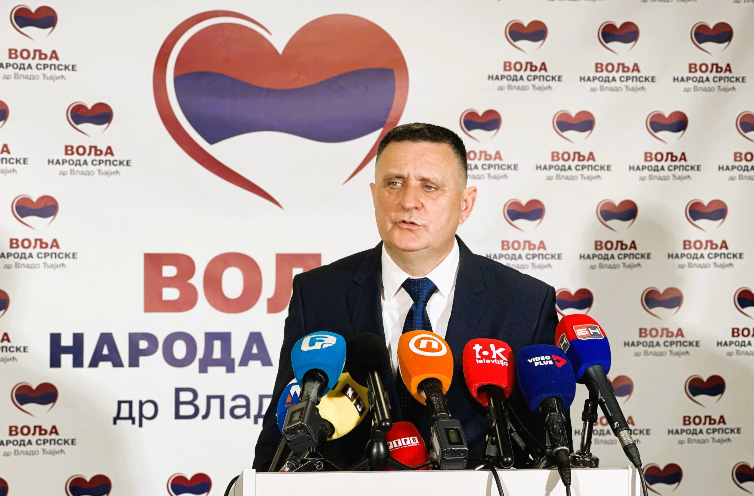 Prof. dr Vlado Đajić govori na osnivačkoj konferenciji partije Volja naroda u Banjoj Luci.