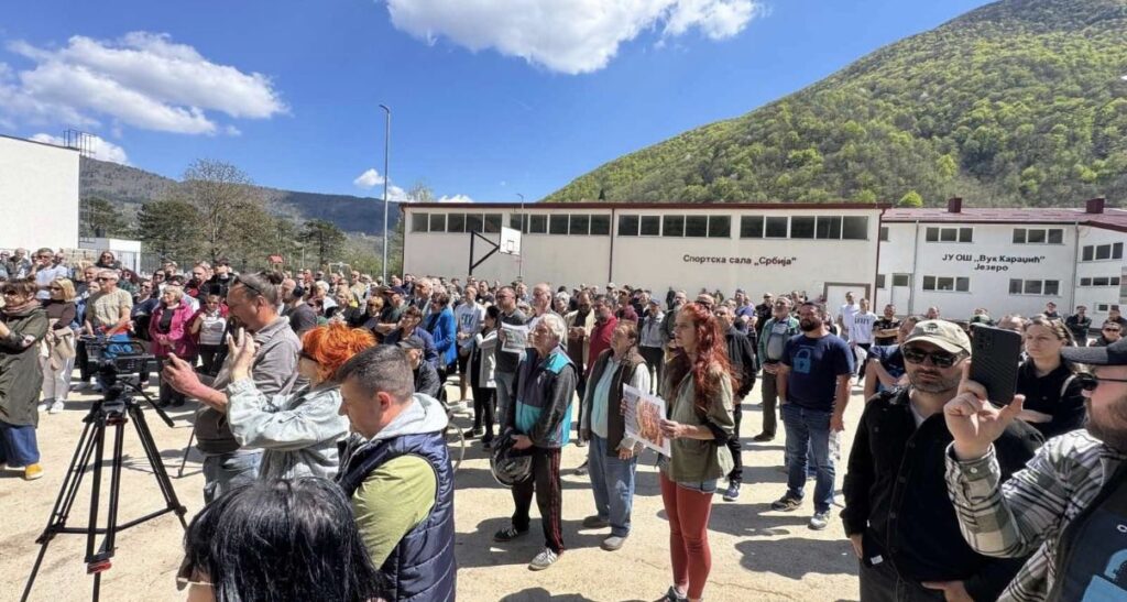 Veliki broj građana i aktivista okupljen ispred sportske sale u mjestu Jezero na protestu protiv ekološkog uništavanja rijeke Plive.