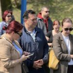 Saša Grbić i aktivisti Centra za životnu sredinu na konferenciji za medije pored posječenih stabala na obali Vrbasa.