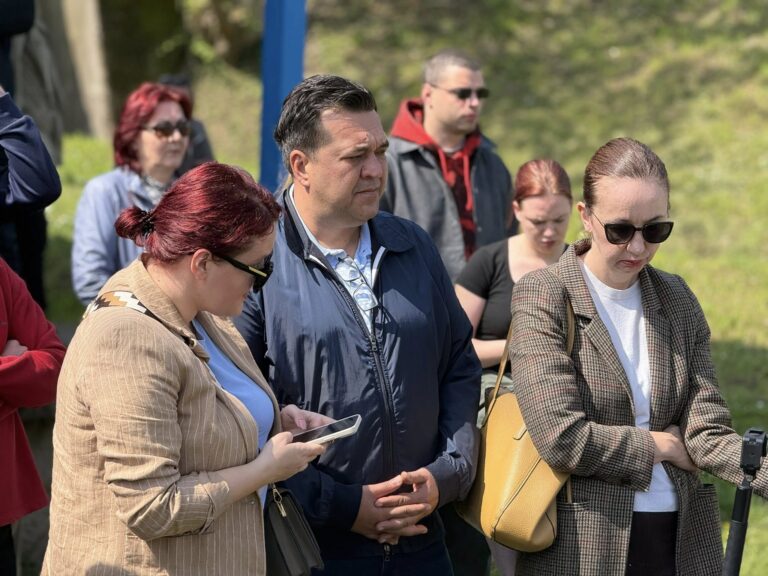 Saša Grbić i aktivisti Centra za životnu sredinu na konferenciji za medije pored posječenih stabala na obali Vrbasa.