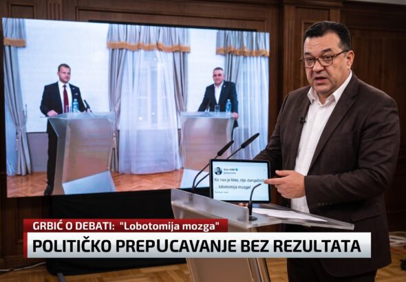 Ilustracija vijesti: Saša Grbić (SDP) drži tablet sa svojom izjavom o lobotomiji mozga, dok se u pozadini na velikom ekranu vidi TV duel Draška Stanivukovića i Save Minića. Na slici je i grafika sa natpisom o političkom prepucavanju bez rezultata.