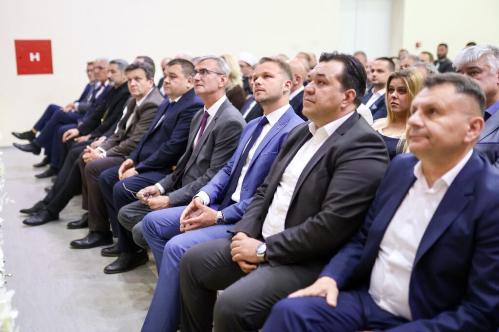 Zvaničnici sjede u prvom redu na Svečanoj akademiji povodom Dana opštine Kotor Varoš, Saša Grbić (desno, u plavom odijelu) gleda u publiku.