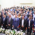 Gosti na Svečanoj akademiji povodom Dana opštine Kotor Varoš stoje tokom intoniranja himne, Saša Grbić je među njima.