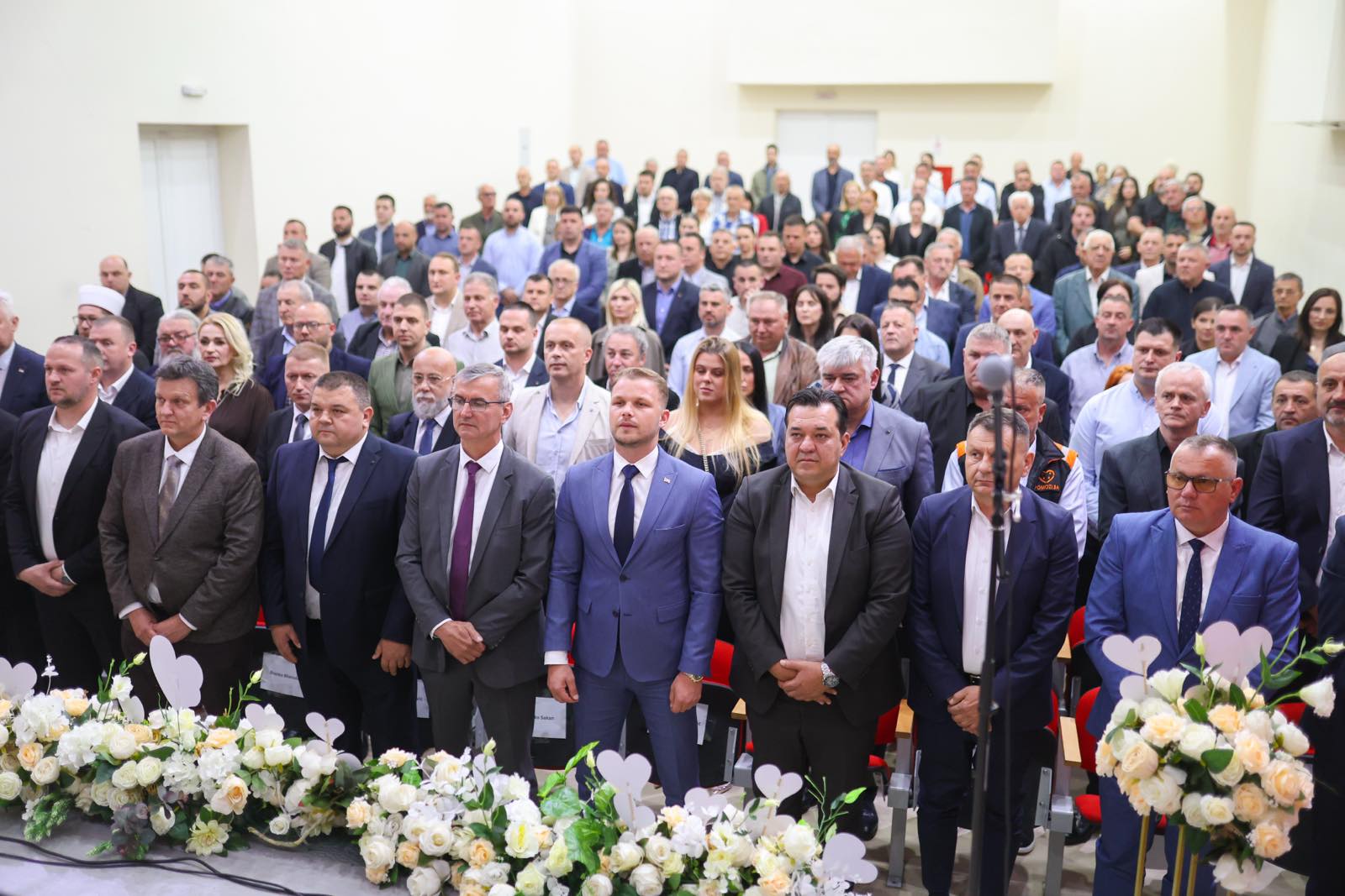 Gosti na Svečanoj akademiji povodom Dana opštine Kotor Varoš stoje tokom intoniranja himne, Saša Grbić je među njima.