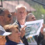 Članovi SDP Banja Luka i lokalni mještani drže natpis na protestu protiv uništavanja rijeke Plive.