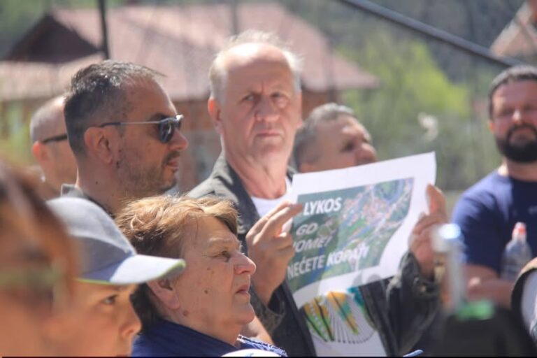 Članovi SDP Banja Luka i lokalni mještani drže natpis na protestu protiv uništavanja rijeke Plive.