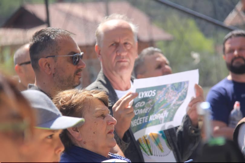 Članovi SDP Banja Luka i lokalni mještani drže natpis na protestu protiv uništavanja rijeke Plive.