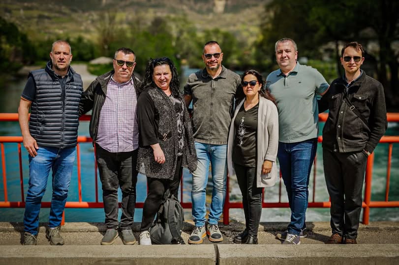 Članovi SDP-a Banja Luka poziraju na mostu iznad rijeke Plive u znak podrške očuvanju prirodnih resursa.