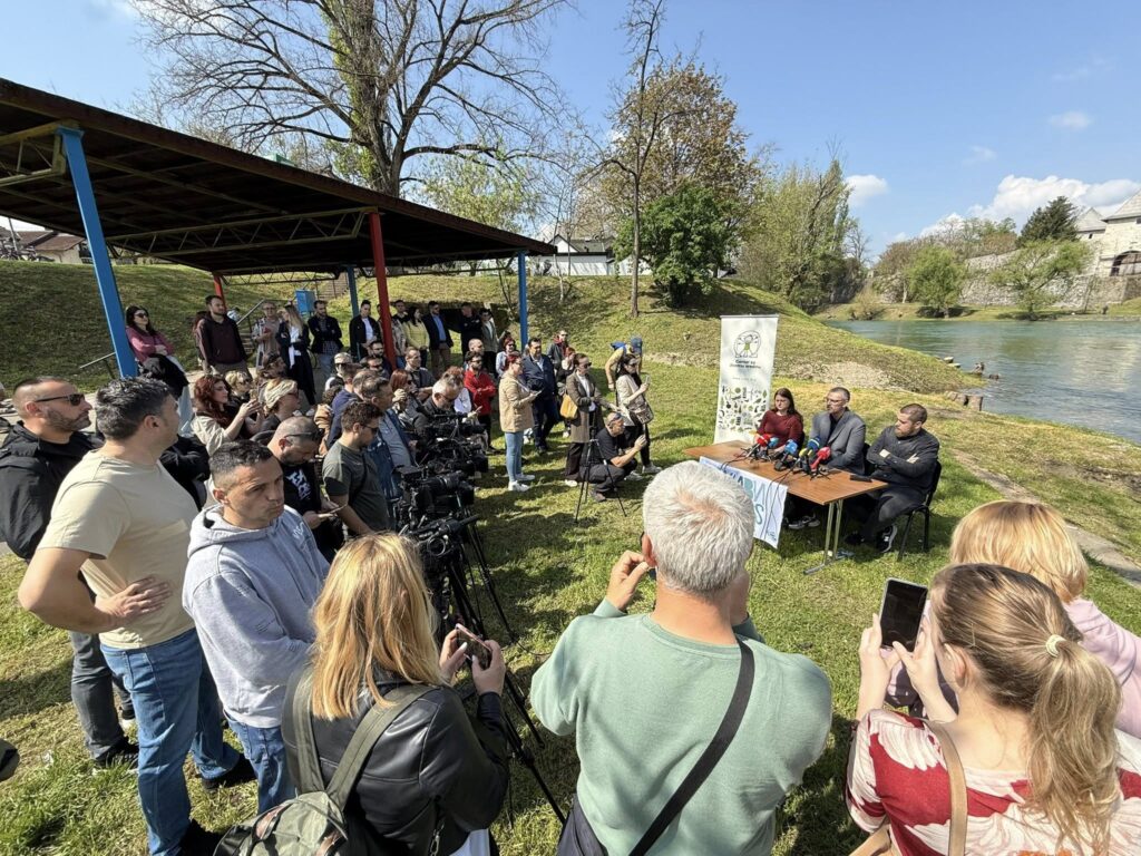 rupni kadar posječenih panjeva i panjeva na obali rijeke Vrbas u Banjoj Luci nakon sporne sječe.