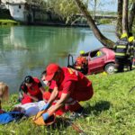 Spasilačke ekipe Banjaluke izvlače unesrećene iz automobila na obali Vrbasa