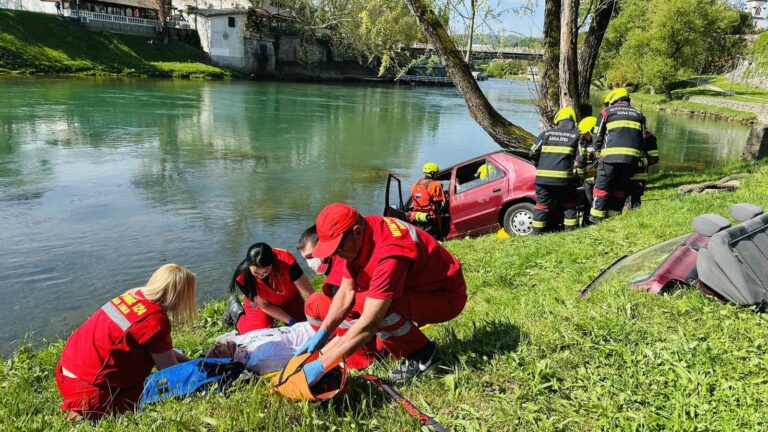 Spasilačke ekipe Banjaluke izvlače unesrećene iz automobila na obali Vrbasa