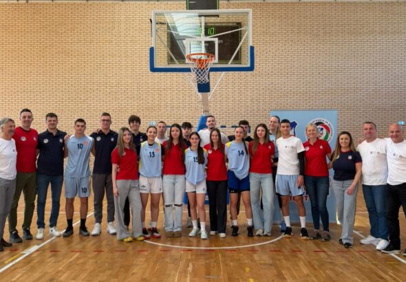 Grupna fotografija muških i ženskih košarkaških ekipa Beograda i Banja Luke sa profesorima ispod koša.