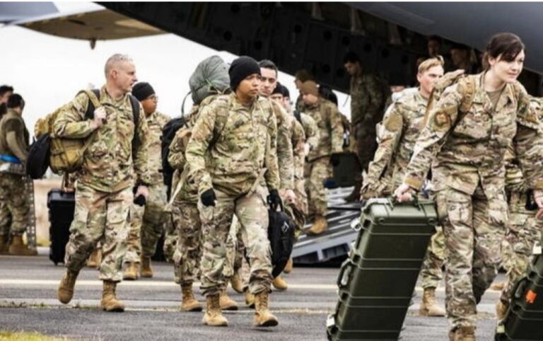 Američka vojska i vojna oprema u bazi u Njemačkoj, američka zastava u pozadini, ilustracija za povlačenje američkih trupa iz Evrope.