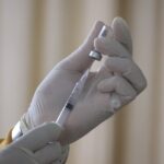Naučnici u laboratoriji analiziraju medicinske podatke ili ilustracija molekula lijeka protiv raka.