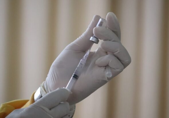 Naučnici u laboratoriji analiziraju medicinske podatke ili ilustracija molekula lijeka protiv raka.