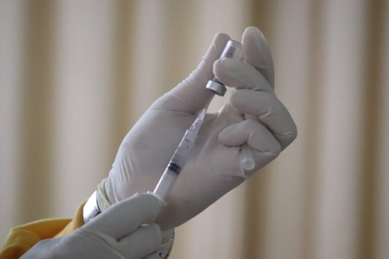 Naučnici u laboratoriji analiziraju medicinske podatke ili ilustracija molekula lijeka protiv raka.