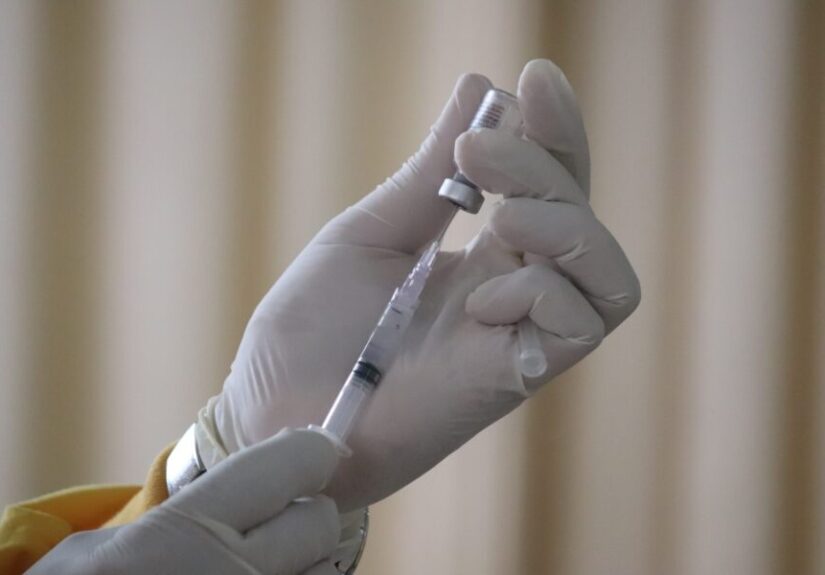 Naučnici u laboratoriji analiziraju medicinske podatke ili ilustracija molekula lijeka protiv raka.