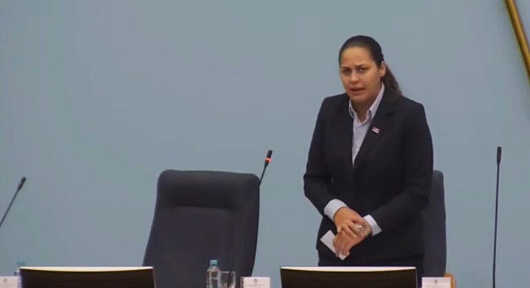 Anja Ljubojević govori za govornicom u Narodnoj skupštini Republike Srpske
