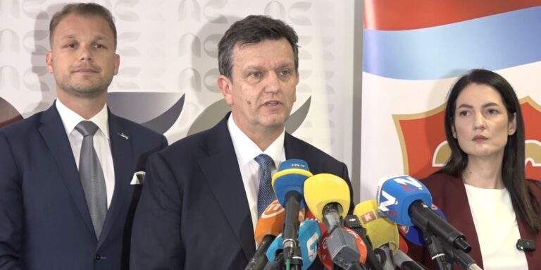 Branko Blanuša predsjednik SDS govori na konferenciji nakon sastanka opozicije