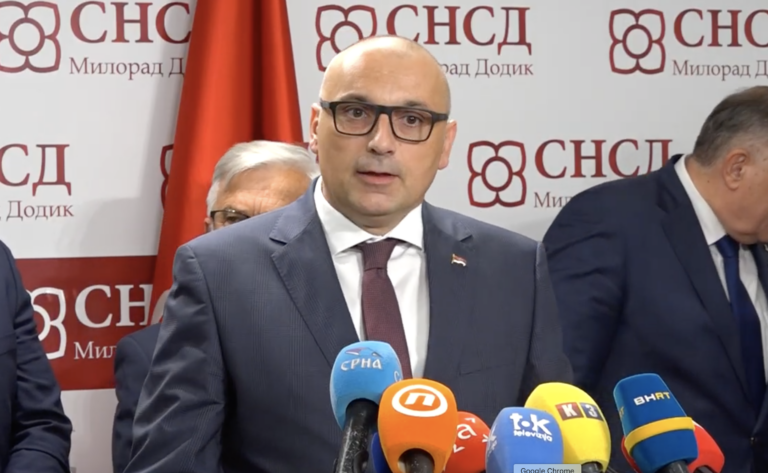 Darko Banjac, predsjednik Narodne partije Srpske (NPS), govori na konferenciji za novinare o političkoj stabilnosti Republike Srpske.
