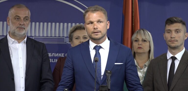 Draško Stanivuković govori na konferenciji za novinare o jedinstvu opozicije i kandidatima za izbore.