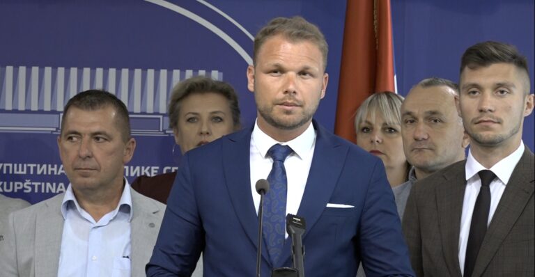 Draško Stanivuković govori na konferenciji za medije o zaduženju Republike Srpske na Londonskoj berzi.