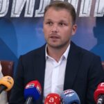 Draško Stanivuković govori na konferenciji za medije o civilnoj obuci i reformama u Banjaluci.